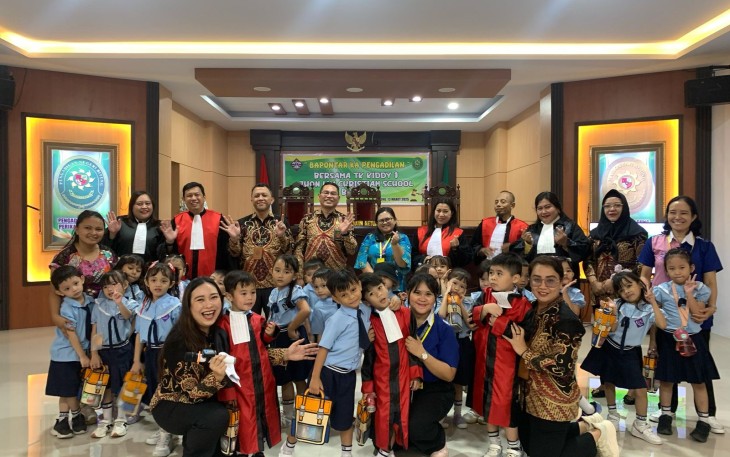 Kepala PN Bitung bersama para hakim saat foto bersama dengan anak-anak TK. Jhon Lim Bitung
