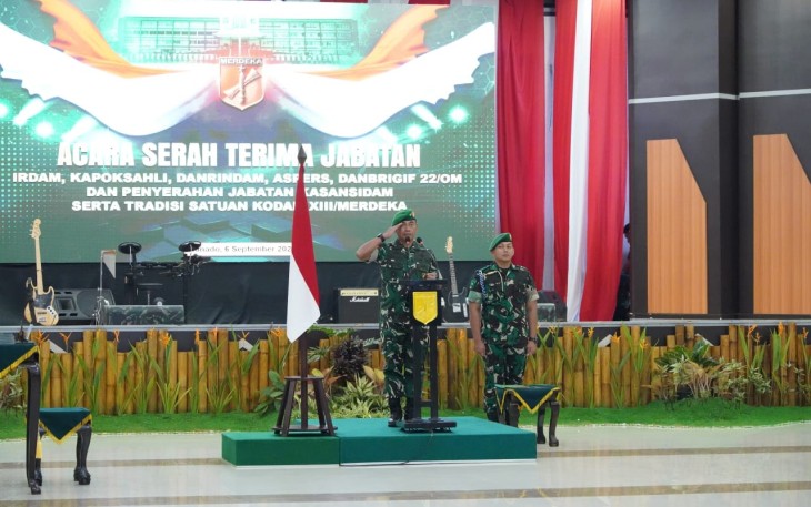 Pangdam XIII Merdeka saat memimpin serah terima jabatan