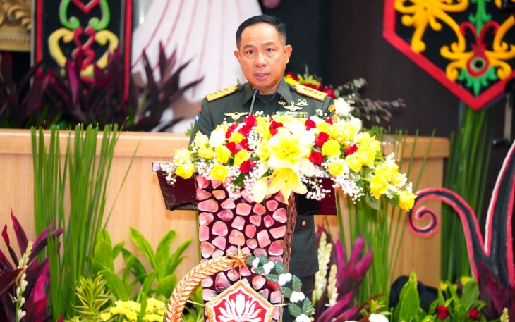 Panglima TNI Jenderal TNI Agus Subiyanto saat menghadiri Acara Puncak Peringatan Hari Ulang Tahun ke-61 Dharma Pertiwi di Aula Gatot Subroto, Mabes TNI, Cilangkap, Jakarta Timur, pada Senin (28/04/2025).