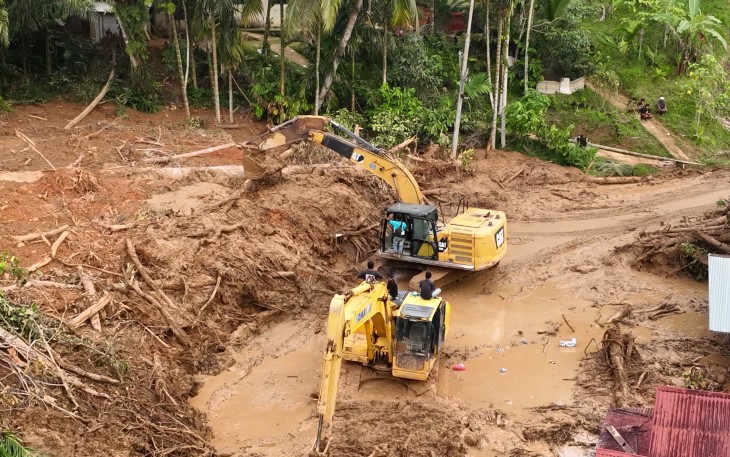 Akses di wilayah Silungkang yang sempat terputus akibat bencana banjir bandang secara bertahap mulai dapat dilalui kembali. Sejumlah titik, termasuk di Jorong Tantaman, Nagari Tigo Koto Silungkang Kec. Palembayan Kab. Agam, akses masih terputus karena timbunan material lumpur, batu dan kayu, Rabu (3/12).