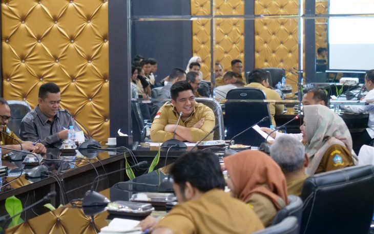 Bupati Bintan Roby Kurniawan bersama Kepala OPD se Bintan, Selasa (22/04) di Ruang Rapat II Bandar Seri Bentan. 