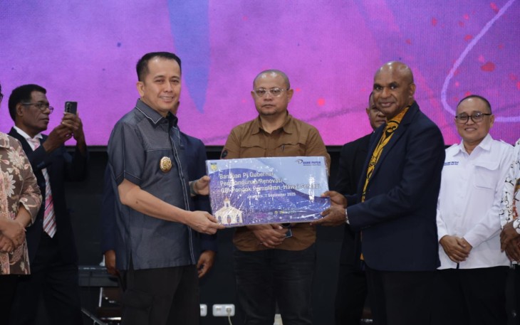 Agus Fatoni saat Beri Bantuan ke GBI Pondok Pemulihan di Sentani
