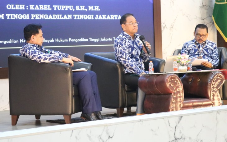  Karel Tuppu, S.H., M.H., Hakim Tinggi Pengadilan Tinggi Jakarta, selaku Ketua Kegiatan Bimtek, saat membuka acara.