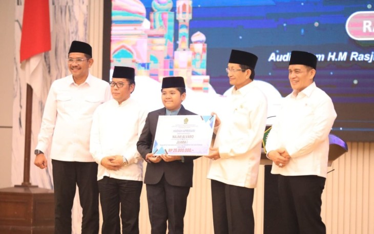 Penghargaan senilai Rp25 juta diserahkan Menteri Agama, Nasaruddin Umar, dalam kegiatan Halalbihalal Kemenag di Jakarta, Rabu (942025).