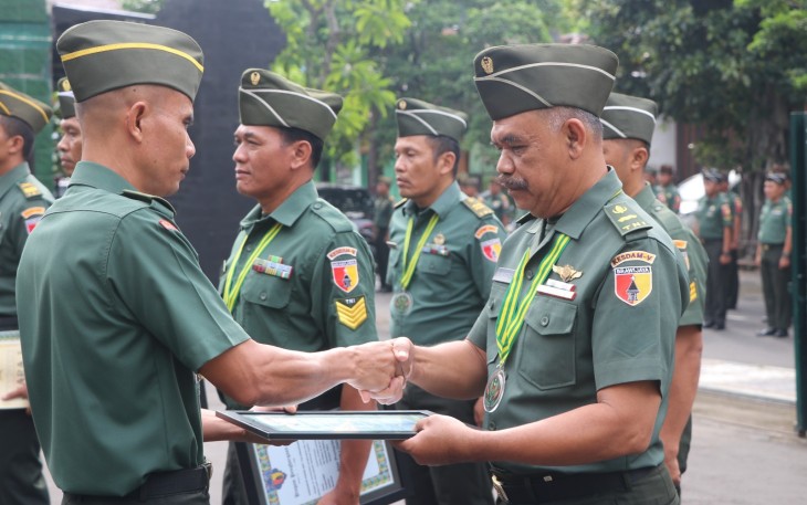 Penyerahan Medali Tim Bulutangkis Kodim Tulungagung