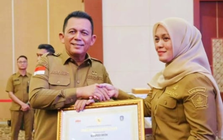 Penyerahan penghargaan Paritrana Award 2025 kategori Kelurahan/Desa, diterima langsung oleh Wakil Bupati Bintan, Deby Maryanti, Senin (03/11) di Aula Wan Seri Beni, Kantor Gubernur Kepulauan Riau.