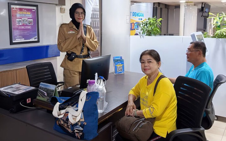 Peringati Hari Pahlawan, Frontliner KAI Sumut Kenakan Kostum Pejuang dan Bagikan Hadiah