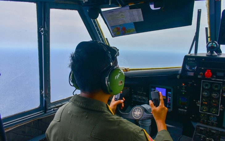 Pesud Casa 212 TNI AL saat melakukan Pencarian Kapal Tenggelam di Laut Bawean