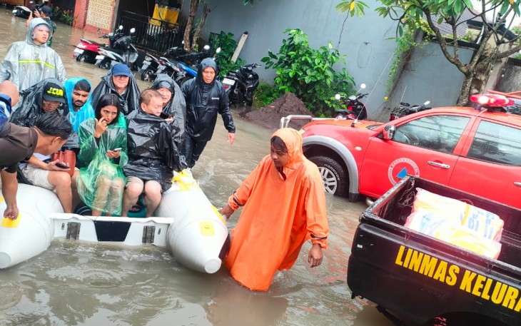 Petugas gabungan melakukan evakuasi warga yang terdampak banjir di Provinsi Bali pada Minggu (14/12).   Wilayah terdampak berada di Kota Denpasar dan Kabupaten Badung.
