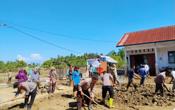 Giat Gotong Royong (Korve) Pascabencana di wilayah Polsek Ulim serta Bakti Sosial pembersihan fasilitas umum di Jangka Buya, Sabtu 20 Desember 2025.