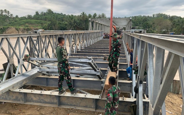 Pengerjaan jembatan bailey pada Jembatan Teupin Mane, Kecamatan Juli, Kabupaten Bireuen, Aceh sudah hampir rampung, pada Sabtu (13/12). Rangka jembatan sepanjang 30 meter tampak sudah terhubung. Jembatan ini akan menghubungkan Kabupaten Bireuen dan Takengon, Aceh Tengah.