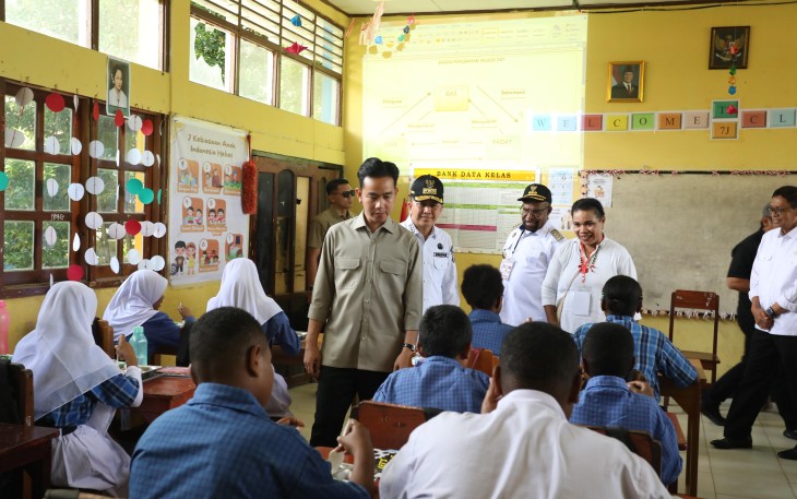 Pj Gubernur Papua Agus Fatoni saat Dampingi Wapres Gibran Tinjau Program MBG di SMP Negeri 2 Sentani