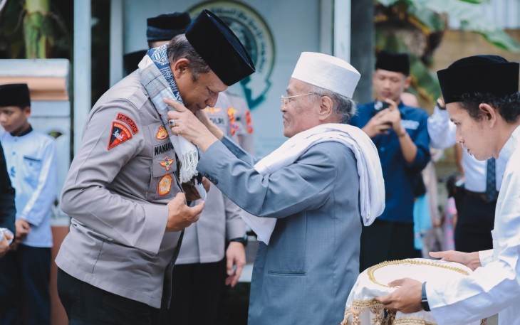 Kapolda Jatim, Irjen Pol. Drs. Nanang Avianto, M.Si., saat disambut hangat dengan jajar kehormatan di depan penjagaan Mako Polres Tulungagung.