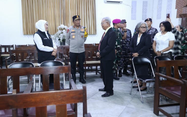  Kapolda Jawa Timur Irjen Pol Drs. Nanang Avianto, M.Si. bersama Forkopimda Jawa Timur saat meninjau langsung sejumlah gereja di Surabaya jelang perayaan Natal,Selasa (24/12/2025).