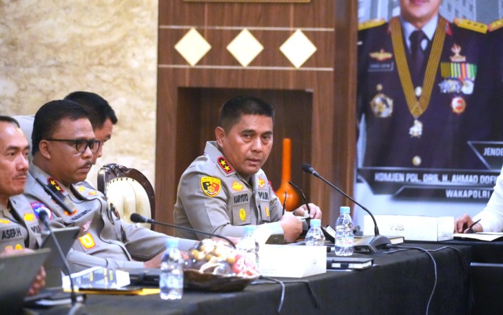 Kapolda Metro Jaya Irjen Karyoto saat Rapat koordinasi ini digelar di Aula Gedung Promoter, Polda Metro Jaya, Jakarta Selatan, Senin (28/4/2025).
