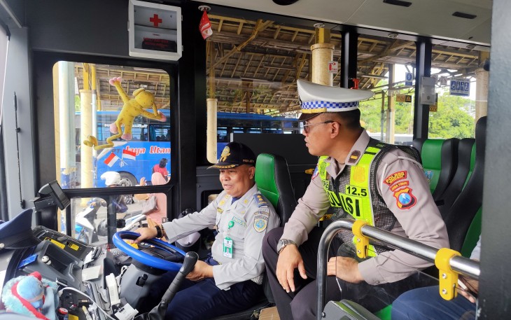Polres Gresik Gandeng Dishub saat Gelar Ramcheck Armada Bus Jelang Nataru