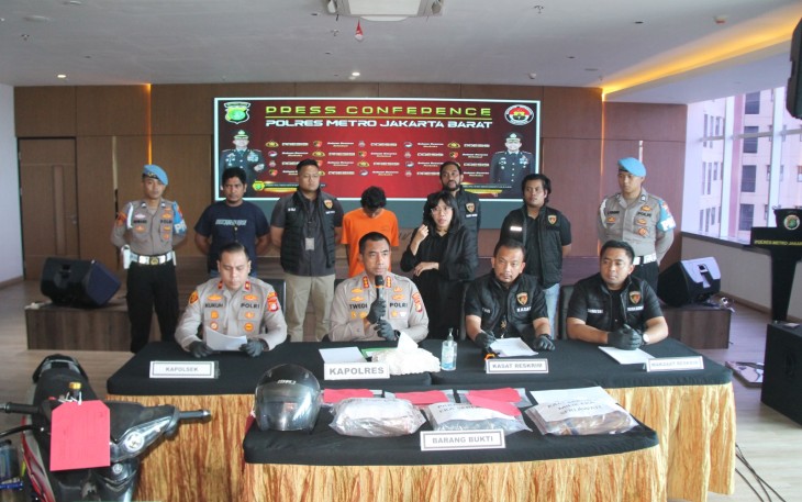 Kapolres Metro Jakarta Barat, Kombes Pol Twedi Aditya Bennyahdi didampingi Kasat reskrim Akbp Arfan Zulkan Sipayung dan Kapolsek Tambora Kompol Muhammad Kukuh Islami Saat Melakukan Konferensi Pers 