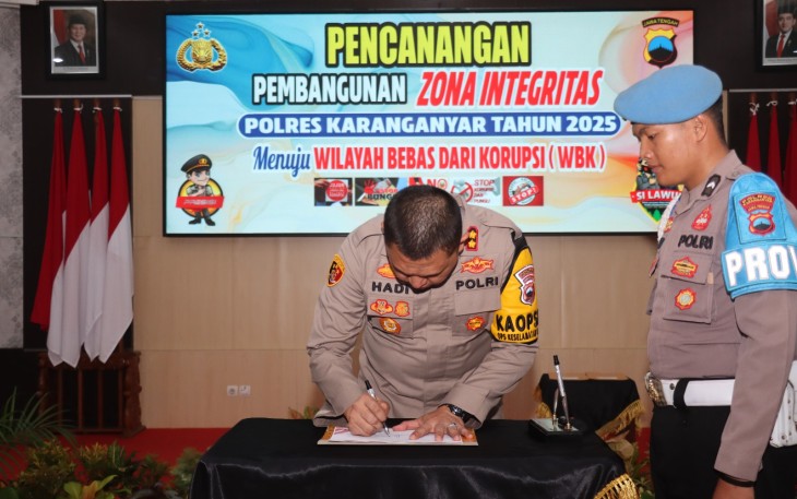  Kapolres Karanganyar AKBP Hadi Kristanto menandatangani piagam komitmen saat deklarasi pembangunan zona Integritas menuju wilayah bebas korupsi, di Mapolres setempat, Rabu (19/2/2025)