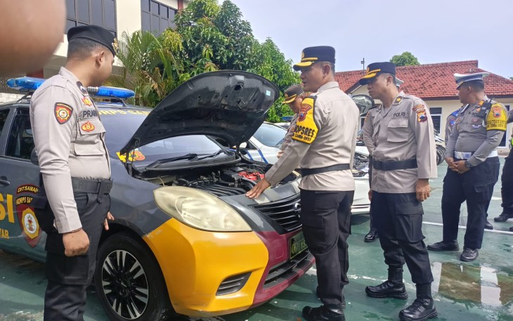 Pengecekan kendaraan operasional yang akan digunakan untuk pelaksanaan Operasi Zebra Candi 2025, usai apel gelar pasukan di Lapangan Wira Satya Polres Karanganyar, Senin pagi (17/11/2025).