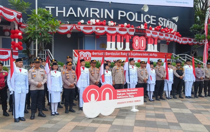 Jajaran Polres Metro Jakarta Pusat bersama Paskibra DKI Jakarta menggelar kegiatan pemutaran lagu kebangsaan Indonesia Raya di Bundaran HI, Menteng, Kamis (14/8/2025) pagi.