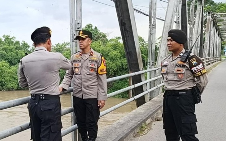 Wakapolres Ngawi Kompol Rizki Santoso, S.I.K., didampingi Kasat Samapta AKP Dandung Setiawan beserta anggota Sat Samapta.