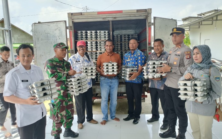 Anggota Polsek Belitang III saat Hadiri Launching Dapur MBG Desa Dadirejo