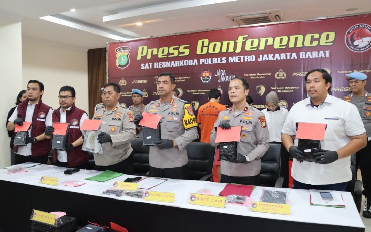 Kapolres Metro Jakarta Barat Kombes pol Twedy Bennyahdi didampingi Kasatres Narkoba Kompol Vernal Armando S dan Kapolsek Kalideres Kompol Arnold Julius Simanjuntak dalam Konferensi Pers, Selasa 2 Desember 2025.