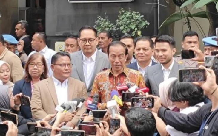 Presiden ke-7 RI, Joko Widodo saat melaporkan dugaan pencemaran nama baik terkait tudingan ijazah palsu Subdit Keamanan Negara (Kamneg) Ditreskrimum Polda Metro pada Rabu (30/04).