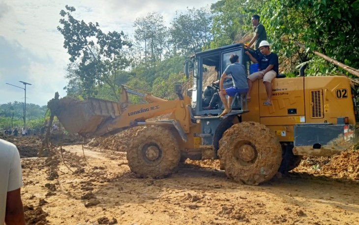 Proses pembukaan dan pembersihan jalan akses dari Sumatra Utara menuju Aceh Tamiang, pada Selasa (2/12).  Sumber foto : Tim Pusdatinkom BNPB