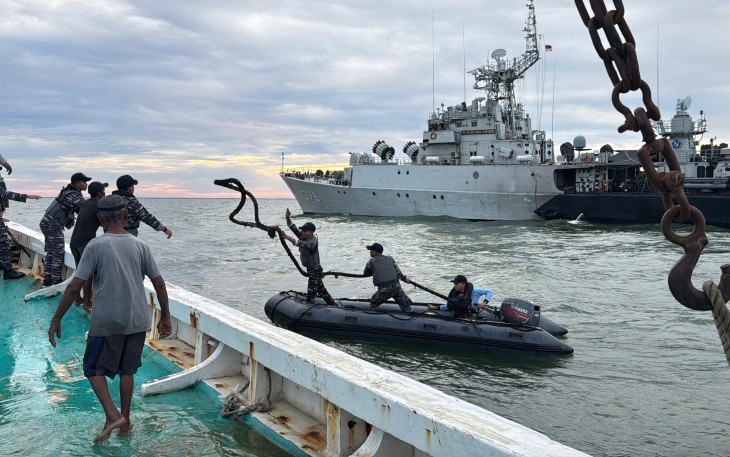KRI STS-376 saat Selamatkan KM Berkat Nikmat Ilahi yang Rusak di Laut Kateman