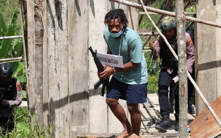 Adegan Rekonstruksi Keterlibatan Nikson Matuan saat Penembakan Anggota Brimob di Kampung Hobakma, Distrik Elelim, Kabupaten Yalimo, Papua Pegunungan, pada Selasa (11/2/2025). 