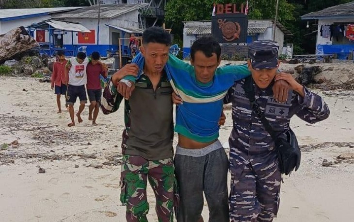 Satgas Marinir saat Evakuasi Awak Kapal KM Lombok