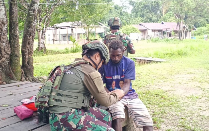 Satgas Yonif 642/Kps Datangi Rumah Warga Laksanakan Yankes