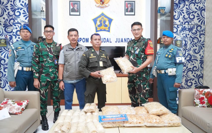 Satgaspam TNI AL saat berhasil menggagalkan pengiriman seberat total 16 kg sarang burung walet tanpa dokumen resmi di Terminal 2 Bandara Internasional Juanda, Jumat (15/8/2025).