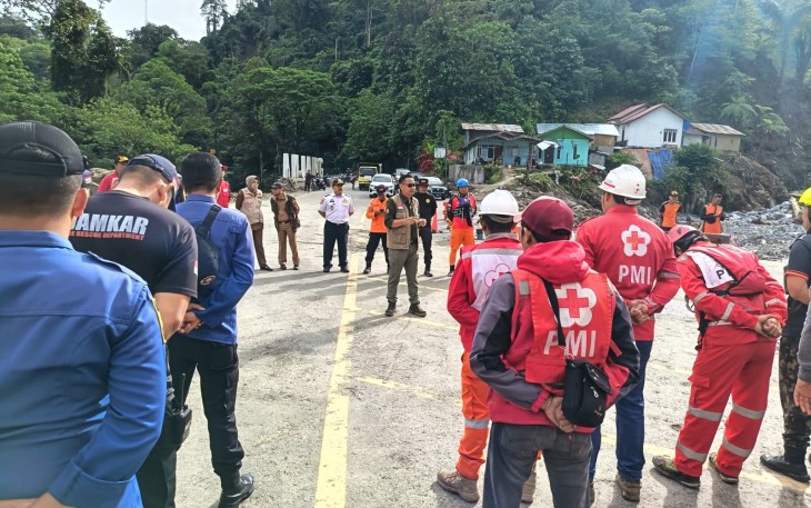 Apel pagi sebelum operasi pencarian dan pertolongan (SAR) oleh tim gabungan yang dipimpin Basarnas di wilayah Kota Padang Panjang, Rabu (9/12). Memasuki hari ke-12, sejumlah warga masih dinyatakan hilang di kota ini. Upaya penanganan darurat, selain SAR, masih terus diupayakan pemerintah daerah yang didukung sumber daya nasional.