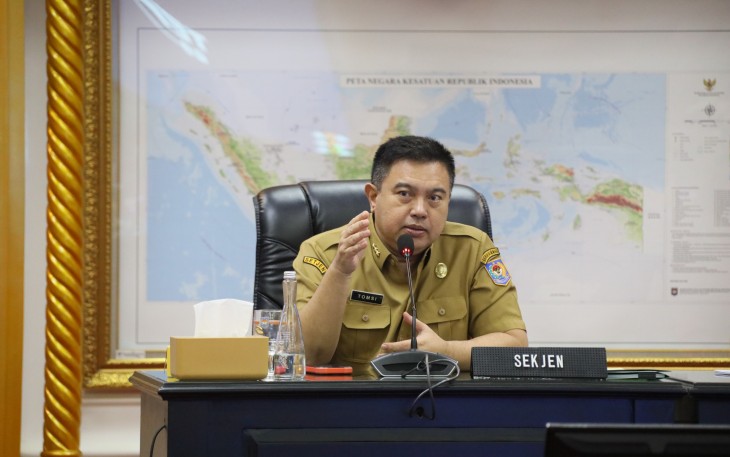 Sekjen Kemendagri Tomsi Tohir pada Rapat Komite Pengawasan Proyek Penguatan Administrasi Kependudukan dan Identitas Kependudukan Digital di Kantor Pusat Kemendagri, Jakarta, Selasa (2/12/2025).