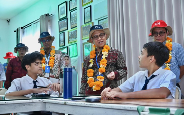 Wamendikdasmen, Atip Latipulhayat, saat melakukan kunjungan kerja ke Sekolah Cendekia Harapan, Bali, Selasa (28/10).