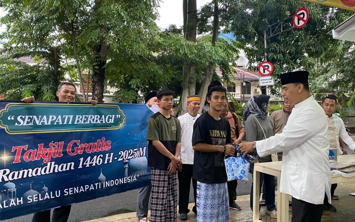 Ketua Senapati Jakarta Raya (SJR) Rosidi saat berbagi Takjil kepada kaum Dhuafa/warga sekitar di lokasi cucian mobil SJR Jl. Pelepah Raya (Depan Bulog) Kelapa Gading Jakarta Utara, Sabtu (22/3/2025).