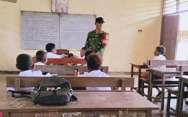 Serka Sriyono mengajar para murid SD YPPK Waroi.