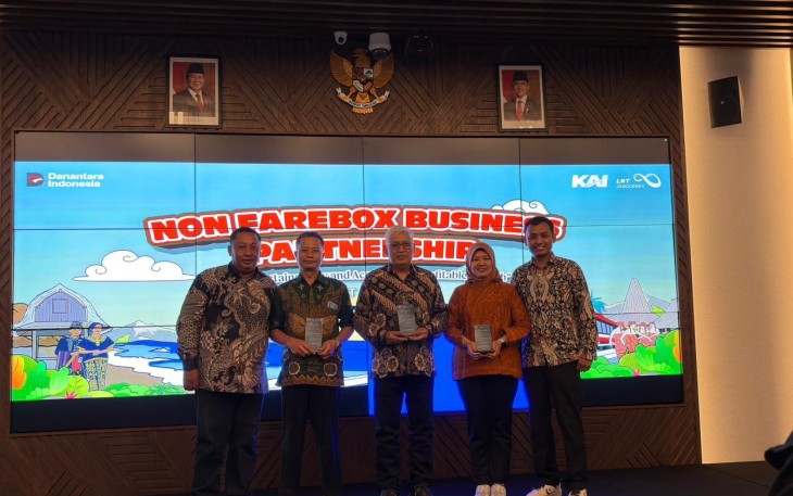 Sesi foto bersama dengan piagam