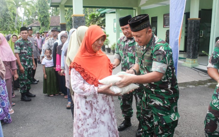 Ratusan Paket Zakat Fitrah Disalurkan di Trenggalek