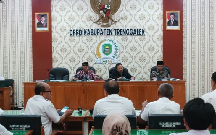 Situasi rapat dengar pendapat Komisi I DRPD Kabupaten Trenggalek, Senin (1732025).