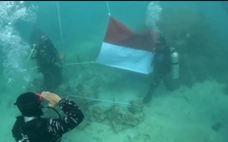TNI AL saat Kibarkan Bendera Merah Putih