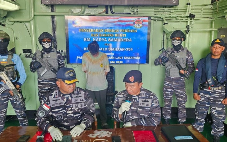 KRI Oswald Siahaan-354 Tangkap Kapal Ikan AKB Positif Bawa Sabu