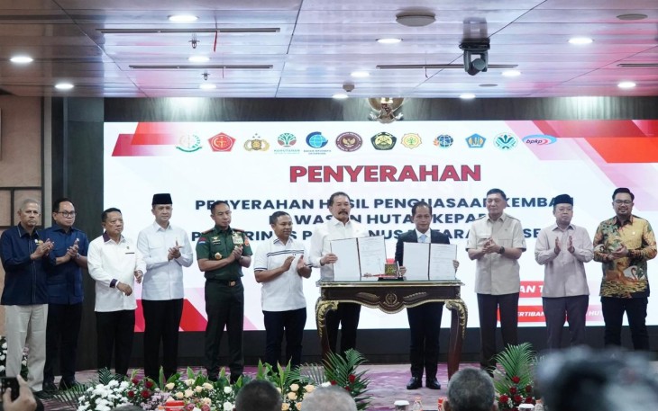 Penyerahan Tahap III Hasil Penguasaan Kembali Kawasan Hutan oleh Satgas Penertiban Kawasan Hutan (PKH) seluas 394.547,29 hektar kepada PT Agrinas Palma Nusantara (Persero), bertempat di Kejaksaan Agung RI, Jakarta Selatan, Rabu (9/07/2025).
