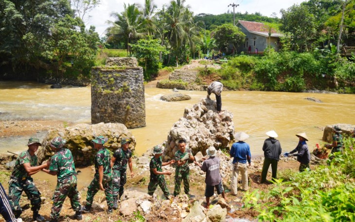 TNI Bangun Jembatan Gantung 80 Meter untuk Percepat Mobilitas Warga Sukabumi.