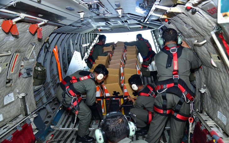 TNI saat Terjunkan 90 Helibox Sembako ke Desa Terisolasi Tapanuli Utara