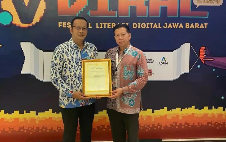 Kepala Diskominfo Kota Depok Manto (kanan) didampingi Kepala Bidang Informasi dan Komunikasi Publik (IKP) Agus Suprayitno (kiri) menunjukan piagam penghargaan Festival Literasi Digital (VIRAL) 2024, yang berlangsung di Ballroom Aryaduta Hotel, Bandung, Kamis (31/10/24).