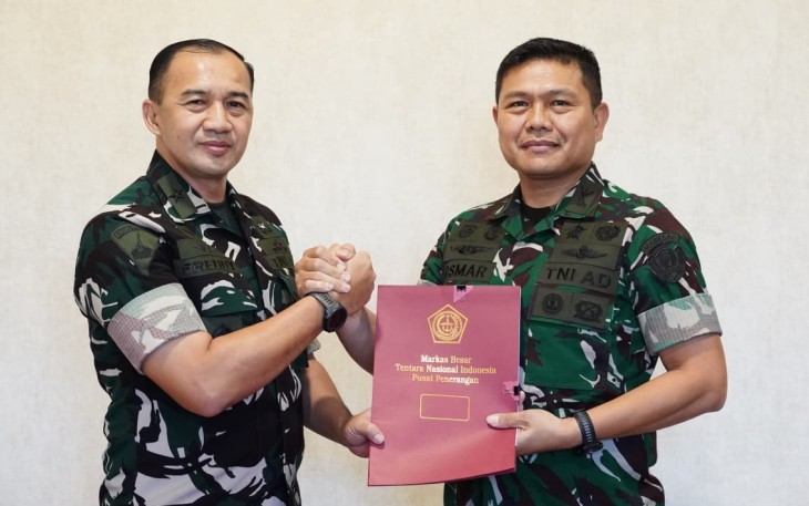 Wakapuspen TNI Kolonel Arh Osmar Silalahi, S.IP., M.Si., CGRA dalam prosesi serah terima jabatan (Sertijab) yang digelar di Ruang Kerja Kapuspen TNI, Subden Merdeka Barat, Jakarta Pusat, Selasa (2/9/2025).