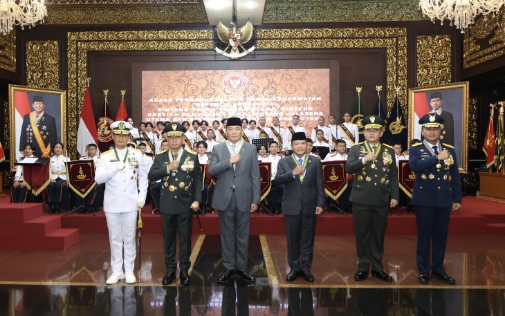 Wakasal Sematkan Tanda Kehormatan Bintang Jalasena Utama Kepada Menhan dan Kepala BIN